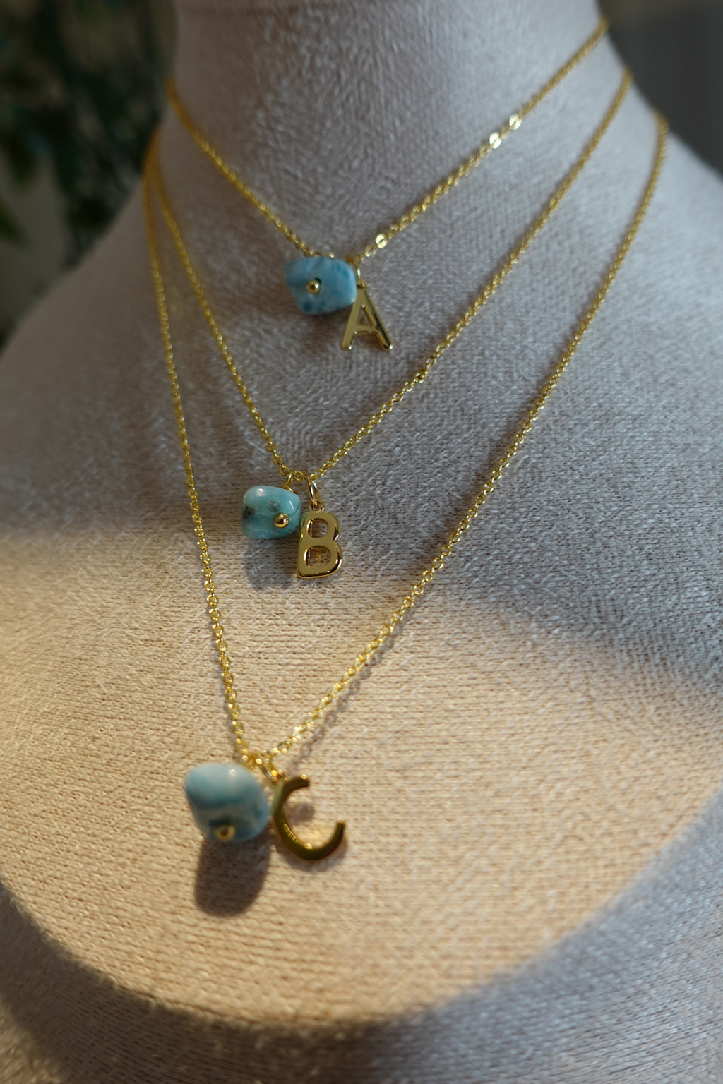 COLLAR EN LARIMAR + INICIAL